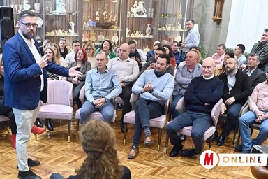 Balint Juhas se obraća učesnicima mentorskog programa na sastanku u utorak u Novom Sadu (Foto: Andraš Otoš)