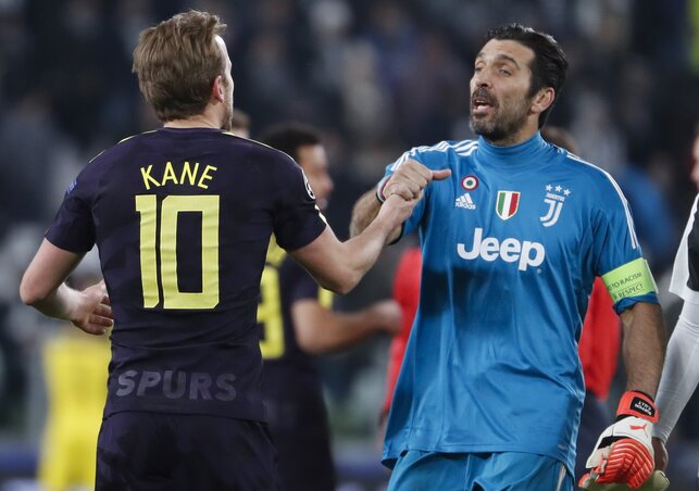 Gólt rúgott neki, de nem volt harag: Kane és Buffon (Fotó: Beta/AP)