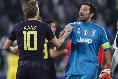 Gólt rúgott neki, de nem volt harag: Kane és Buffon (Fotó: Beta/AP)