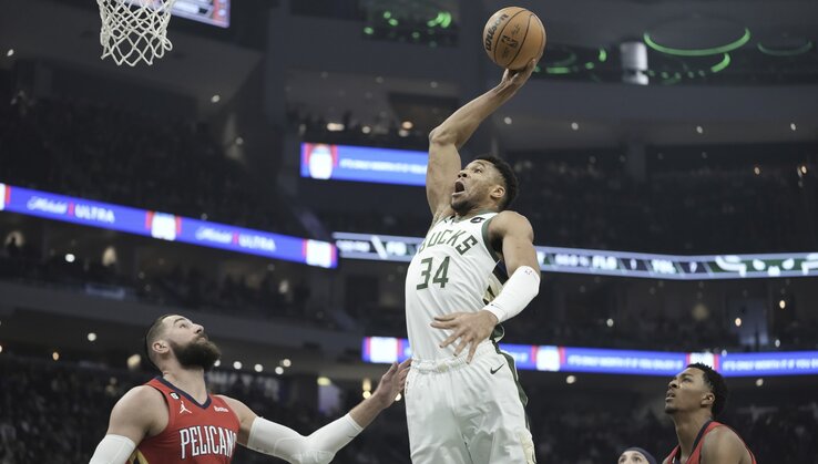 Valančiūnas (balról) inkább meg sem próbálta blokkolni ezt a Giannis-zsákolást… (Fotó: Beta/AP) Valančiūnas (balról) inkább meg sem próbálta blokkolni ezt a Giannis-zsákolást… (Fotó: Beta/AP)