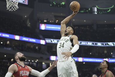 Valančiūnas (balról) inkább meg sem próbálta blokkolni ezt a Giannis-zsákolást… (Fotó: Beta/AP)