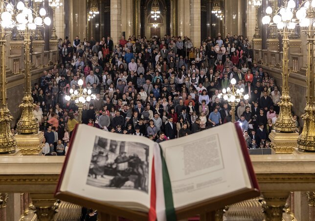 A magyar családok jövője a Kárpát-medencében című rendezvény résztvevői az Országház díszlépcsőjén (Fotó:MTI) A magyar családok jövője a Kárpát-medencében című rendezvény résztvevői az Országház díszlépcsőjén (Fotó:MTI)