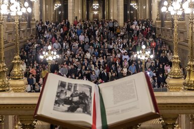A magyar családok jövője a Kárpát-medencében című rendezvény résztvevői az Országház díszlépcsőjén (Fotó:MTI)