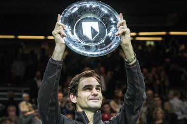 Roger Federer a rotterdami trófeával (Fotó: Beta/AP)