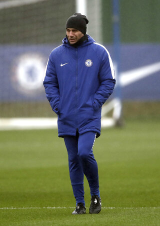 Az edző magánya: Antonio Conte a Stamford Bridge gyepén (Fotó: Beta/AP)