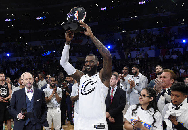 LeBron James a legjobbnak kijáró MVP-trófeával (Fotó: Beta/AP)