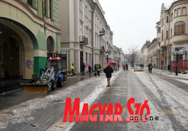 A városban több helyen a téli szolgálat gépeivel találkozhattunk (Fotó: Benedek Miklós)