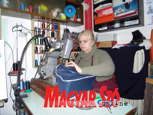 Óvári Margit táskavarrás közben (Fotó: Patyi Szilárd) Óvári Margit táskavarrás közben (Fotó: Patyi Szilárd)