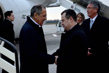 Szergej Lavrovot hivatali kollégája, Ivica Dačić várta be (Fotó: Beta)