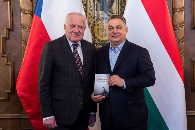 Orbán Viktor magyar miniszterelnök fogadja Václav Klaus volt cseh államfőt a Parlamentben (MTI Fotó: Miniszterelnöki Sajtóiroda / Botár Gergely) Orbán Viktor magyar miniszterelnök fogadja Václav Klaus volt cseh államfőt a Parlamentben (MTI Fotó: Miniszterelnöki Sajtóiroda / Botár Gergely)