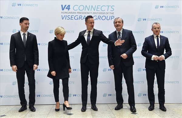 Lukás Parizek szlovák külügyminiszter-helyettes, Julie Isabel Bishop ausztrál külügyminiszter, Szijjártó Péter külgazdasági és külügyminiszter, Martin Stropniczky cseh külügyminiszter és Marek Magierowski lengyel külügyi helyettes államtitkár (Fotó: MTI) Lukás Parizek szlovák külügyminiszter-helyettes, Julie Isabel Bishop ausztrál külügyminiszter, Szijjártó Péter külgazdasági és külügyminiszter, Martin Stropniczky cseh külügyminiszter és Marek Magierowski lengyel külügyi helyettes államtitkár (Fotó: MTI)