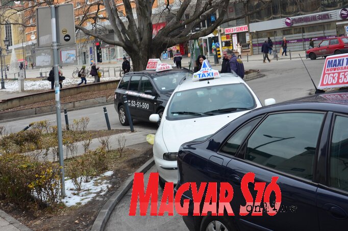 Az agresszív utasok miatt sok taxis már nem hajlandó éjjeli műszakot vállalni, mert ilyenkor történik a legtöbb incidens (Dávid Csilla felvétele) Az agresszív utasok miatt sok taxis már nem hajlandó éjjeli műszakot vállalni, mert ilyenkor történik a legtöbb incidens (Dávid Csilla felvétele)