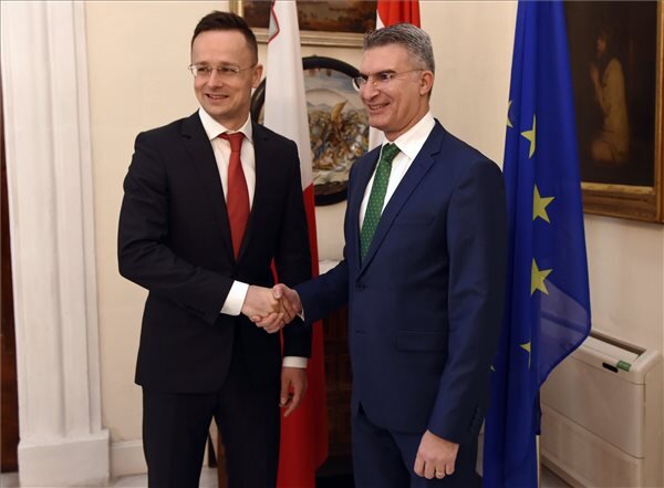 Szijjártó Péter külgazdasági és külügyminisztert (b) fogadja Carmelo Abela máltai külügyi és kereskedelmi miniszter Vallettában (Fotó: MTI/KKM) Szijjártó Péter külgazdasági és külügyminisztert (b) fogadja Carmelo Abela máltai külügyi és kereskedelmi miniszter Vallettában (Fotó: MTI/KKM)