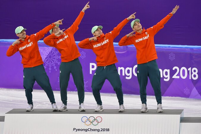 Balról jobbra: Burján Csaba, Knoch Viktor, Liu Shaoang és Liu Shaolin Sándor, a győztes magyar válogatott tagjai a férfi 5000 méteres váltó rövid pályás gyorskorcsolya-versenyének eredményhirdetésén a Kangnung Jégcsarnokban (Fotó: MTI)