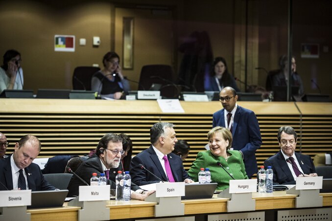 Orbán Viktor miniszterelnök beszélget Angela Merkel német kancellárral a brüsszeli EU-csúcs előtt (MTI Fotó: Miniszterelnöki Sajtóiroda / Szecsődi Balázs)