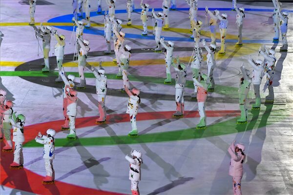 Fellépők a phjongcshangi téli olimpia záróünnepségén az olimpiai stadionban (Fotó: MTI)