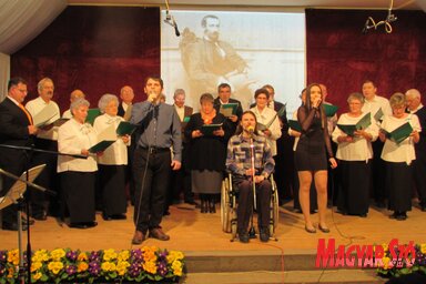 A vegyes kórus és a szólisták közös előadásában csendült fel a Ki szívét osztja szét című dal (Fehér Ildikó fotója)