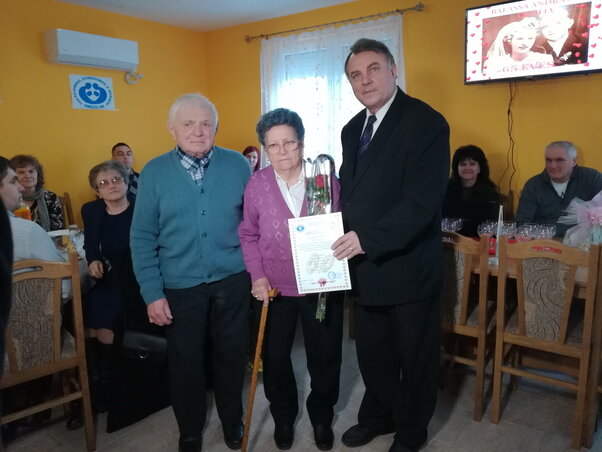 Balassa Cecília és András átveszi Krizsán Vilmostól a jubileumi ajándékokat (Fotó: Fehér Rózsa) Balassa Cecília és András átveszi Krizsán Vilmostól a jubileumi ajándékokat (Fotó: Fehér Rózsa)