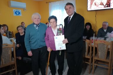 Balassa Cecília és András átveszi Krizsán Vilmostól a jubileumi ajándékokat (Fotó: Fehér Rózsa)