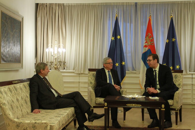 A Béke Villában fogadta Johannes Hahnt és Jean-Claude Junckert Aleksandar Vučić (Fotó: Beta/AP)