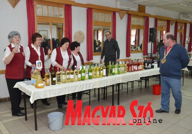 A beérkezett borminták (Lakatos János felvétele) A beérkezett borminták (Lakatos János felvétele)