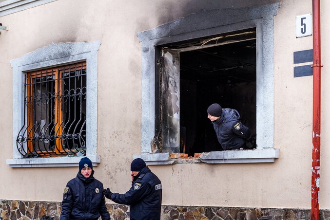 Helyszínelő rendőrök a kiégett épületnél (Fotó: MTI) Helyszínelő rendőrök a kiégett épületnél (Fotó: MTI)