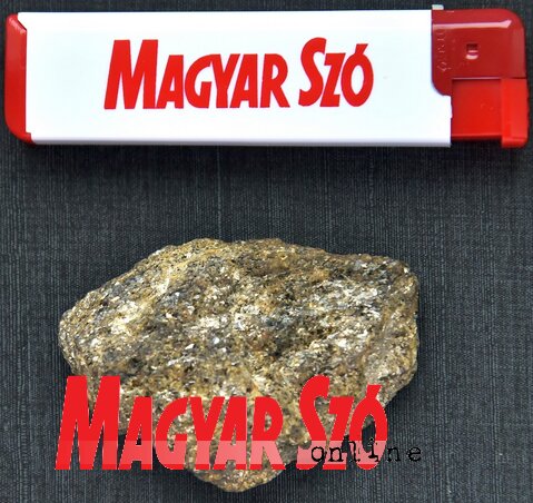 A padlásról előkerült a hódegyházi meteorit egy darabja (Gergely József felvétele) A padlásról előkerült a hódegyházi meteorit egy darabja (Gergely József felvétele)
