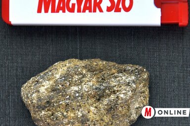 A padlásról előkerült a hódegyházi meteorit egy darabja (Gergely József felvétele)