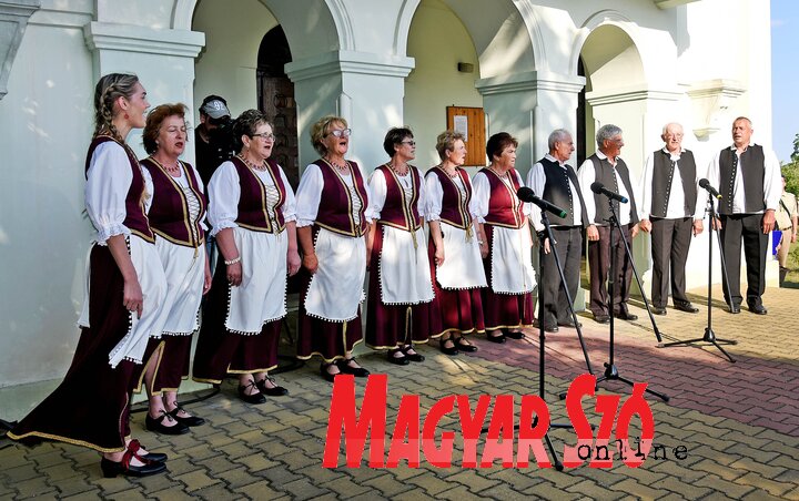 A királyhalmi művelődési egyesület Ezerjó népdalköre A királyhalmi művelődési egyesület Ezerjó népdalköre