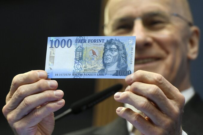 Gerhardt Ferenc az új ezer forintossal (Fotó: MTI)