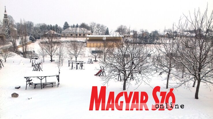 A játszótér és a futballpálya télen (Kazinczy Paszterkó Diana felvétele)