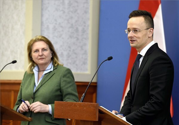 Szijjártó Péter külgazdasági és külügyminiszter és Karin Kneissl osztrák külügy- és integrációs miniszter (Fotó: MTI)
