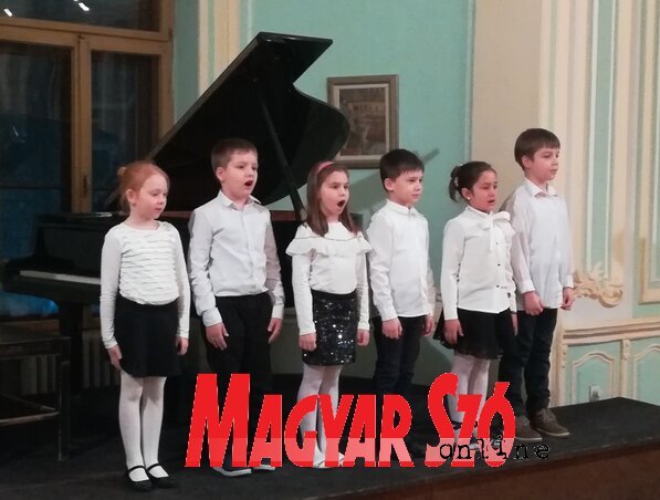 A Majsai Úti Általános Iskola szavalókórusa (Fotó: Lukács Melinda) A Majsai Úti Általános Iskola szavalókórusa (Fotó: Lukács Melinda)