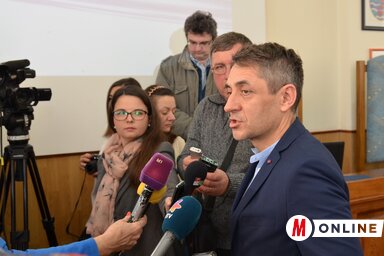 Potápi Árpád János nyilatkozik a sajtó képviselőinek (Lakatos János felvétele)