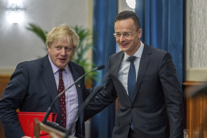 Szijjártó Péter magyar külgazdasági és külügyminiszter és Boris Johnson brit külügyminiszter érkezik sajtótájékoztatójukra (MTI Fotó: Balogh Zoltán)