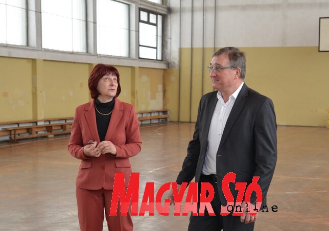 Nyilas Mihály és Csikós Hermina megtekinti az iskola tornatermét (Lakatos János felvétele) Nyilas Mihály és Csikós Hermina megtekinti az iskola tornatermét (Lakatos János felvétele)