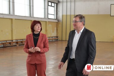 Nyilas Mihály és Csikós Hermina megtekinti az iskola tornatermét (Lakatos János felvétele)