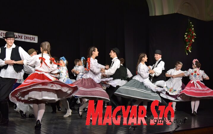 A tornyosi Ady Endre Művelődési Egyesület Szarkaláb néptánc-csoportja (Gergely József felvétele) A tornyosi Ady Endre Művelődési Egyesület Szarkaláb néptánc-csoportja (Gergely József felvétele)