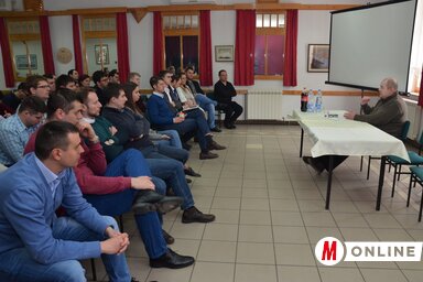 Pásztor István A vajdasági magyar közösség 10+10 éve címen tartott előadást (Lakatos János felvétele)