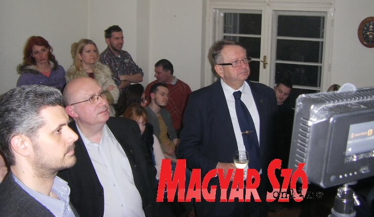 Butás Béla, Nebojša Marjanović és Kern Imre a VMSZ belgrádi irodájában a választási eredményt kíséri figyelemmel (Miklós Hajnalaka felvétele) Butás Béla, Nebojša Marjanović és Kern Imre a VMSZ belgrádi irodájában a választási eredményt kíséri figyelemmel (Miklós Hajnalaka felvétele)