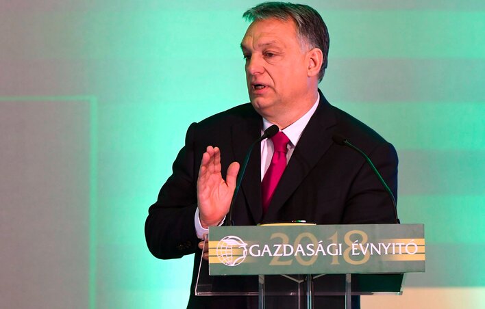 Orbán Viktor magyar miniszterelnök beszédet mond a Magyar Kereskedelmi és Iparkamara gazdasági évnyitóján (MTI Fotó: Koszticsák Szilárd) Orbán Viktor magyar miniszterelnök beszédet mond a Magyar Kereskedelmi és Iparkamara gazdasági évnyitóján (MTI Fotó: Koszticsák Szilárd)