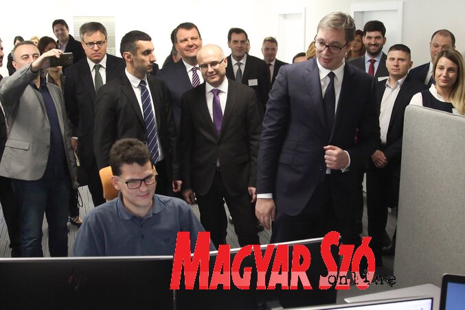 Az államfő a fejlesztési központ bejárásakor (Ótos András felvétele)