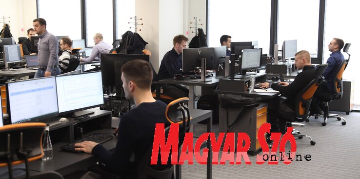 Számítógép előtt a Continental első foglalkoztatottjai (Ótos András felvétele)