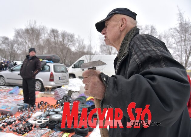 A 80 éves, felsőhegyi Juhász Béla bácsi kapanyélre támaszkodva járta be a jeges-havas márciusi vásárt (Gergely József felvétele)