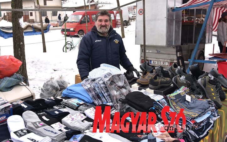 A nagykikindai zokniárus sapka nélkül állt ki a vásárba (Gergely József felvétele) A nagykikindai zokniárus sapka nélkül állt ki a vásárba (Gergely József felvétele)