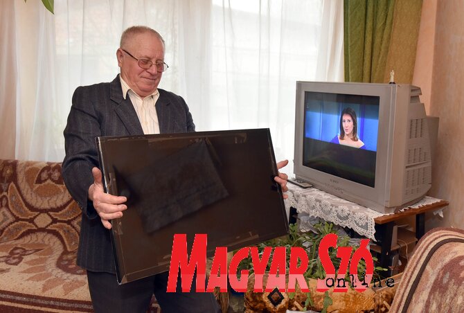 A húszéves régi televízió helyére kerül az új LCD tévékészülék (Ótos András felvétele)
