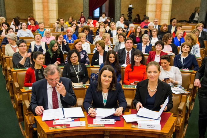 Novák Katalin az első sorban ül (középen) - Fotó: MTI