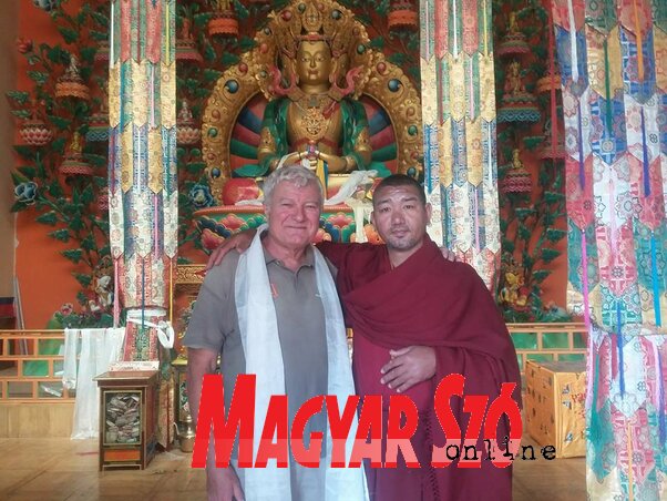 Makra Péter egy tibeti kolostorban (Sihelnik Ágnes felvétele)