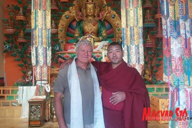 Makra Péter egy tibeti kolostorban (Sihelnik Ágnes felvétele)