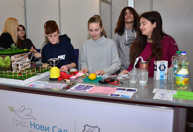 Izgalmas kísérletekkel is vonzóvá lehet tenni egy adott középiskolai szakot